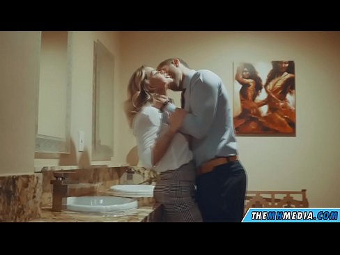 ❤️ Όταν μια πλούσια ξανθιά σε αποπλανεί σε μια δημόσια τουαλέτα ❤❌ Σπιτικό πορνό ❤